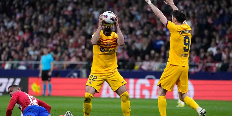 Barcelonas lkay Gündo?an (M) und Robert Lewandowski (r) ärgern sich über eine Schiedsrichterentscheidung. - Foto: Bernat Armangue/AP/dpa