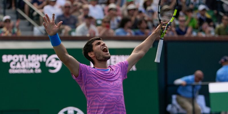 Carlos Alcaraz jubelt nach seinem Sieg. - Foto: Ryan Sun/AP/dpa