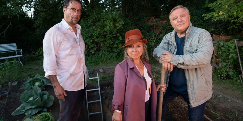 Prof. Karl-Friedrich Boerne (l-r, Jan Josef Liefers), Silke Haller (ChrisTine Urspruch) und Frank Thiel (Axel Prahl) beim Gärtnern. - Foto: Thomas Kost/WDR/Bavaria Fiction GmbH/dpa