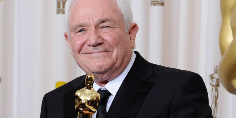 Drehbuchautor David Seidler 2011 mit seinem Oscar für das beste Originaldrehbuch für The King's Speech. - Foto: Paul Buck/dpa