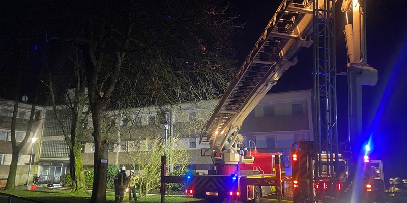 FW-HAAN: Kellerbrand in Gebäude für Betreutes Wohnen - 10 Bewohner über Hubrettungsfahrzeug gerettet - Foto: presseportal.de
