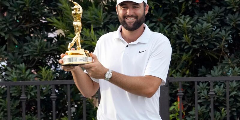 Scottie Scheffler aus den USA feiert nach seinem Sieg. - Foto: Lynne Sladky/AP/dpa