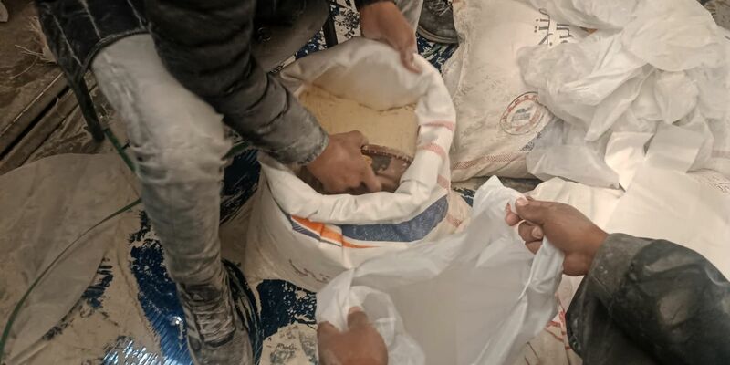 Eine Hilfslieferung Mehl wird zwischen Palästinensern im Gazastreifen verteilt. - Foto: Ashraf Amra/APA Images via ZUMA Press Wire/dpa