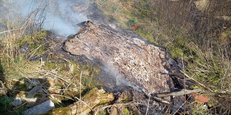 POL-NB: Jäger brennen Teerplatte in der Natur ab - Foto: presseportal.de