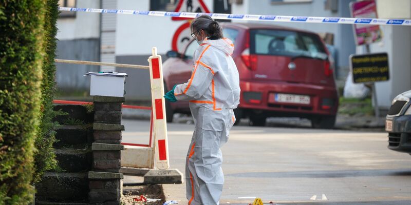 Eine Beamtin der technischen Einheit der Polizei inspiziert den Tatort in Charleroi in Belgien. - Foto: Virginie Lefour/Belga/dpa