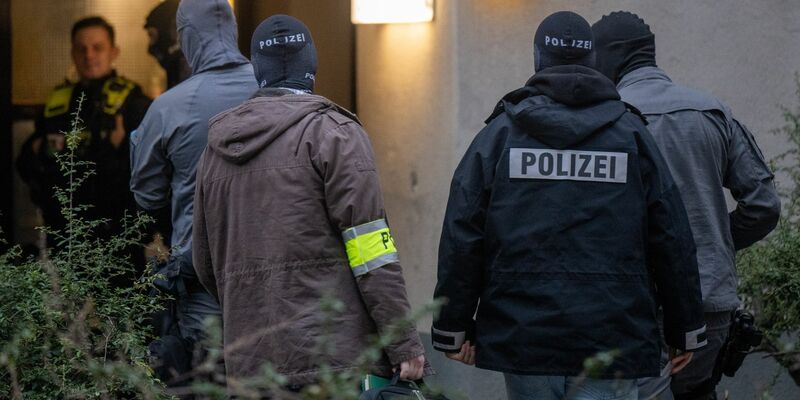 Maskierte Polizisten dursuchen das Wohnhaus der früheren RAF-Terroristin Daniela Klette in Berlin-Kreuzberg. - Foto: Monika Skolimowska/dpa