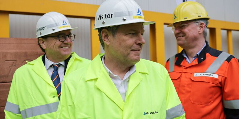 Im Rahmen einer deutsch-kanadischen Wasserstoff-Partnerschaft soll Wasserstoff zwischen dem Hafen von Argentia und dem Hamburger Hafen transportiert werden. - Foto: Christian Charisius/dpa