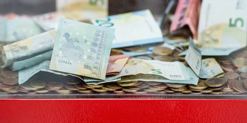 Das Spendenvolumen von Privatleuten in Deutschland ist 2023 nur geringfügig zurückgegangen. - Foto: Patrick Pleul/dpa