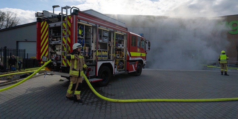 FW Rheurdt: Alarm im Schaephuysener Gewerbegebiet: Feuerwehr Rheurdt probt bei agaSAAT den Ernstfall - Foto: presseportal.de
