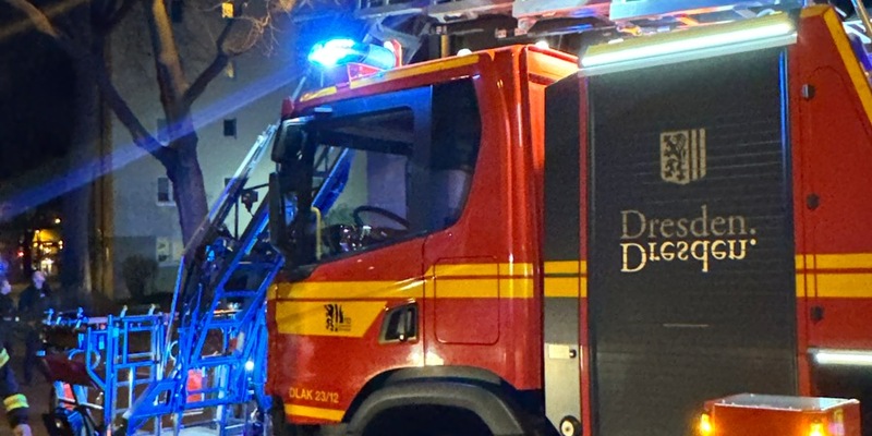 FW Dresden: Brand im Dachstuhl eines Mehrfamiliengebäudes - Foto: presseportal.de