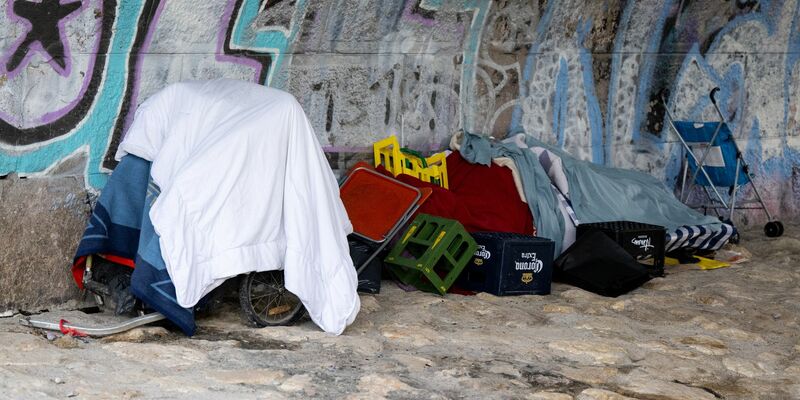 Die Habseligkeiten von einem Obdachlosen liegen am Ufer der Isar unter einer Brücke. Nach Ansicht des Europarats muss Deutschland bei der Bekämpfung von Armut, Wohnungsnot und Ausgrenzung behinderter Menschen deutlich mehr tun. - Foto: Sven Hoppe/dpa