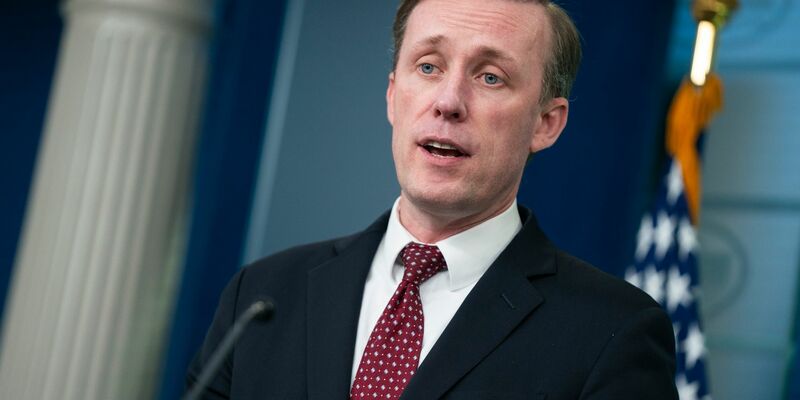 Jake Sullivan, Nationaler Sicherheitsberater der USA, spricht während einer Pressekonferenz im Weißen Haus. Die US-Regierung will zeitnah mit Israel über Bedenken wegen der geplanten israelischen Bodenoffensive in Rafah sprechen. - Foto: Evan Vucci/AP/dpa