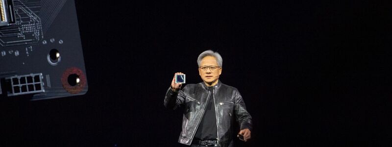 Nvidia-Chef Jensen Huang zeigt auf der hauseigenen Entwicklerkonferenz GTC den neuen KI-Chip Blackwell. Der Chipkonzern will die führende Rolle bei Technik für Anwendungen mit Künstlicher Intelligenz ausbauen. - Foto: Andrej Sokolow/dpa