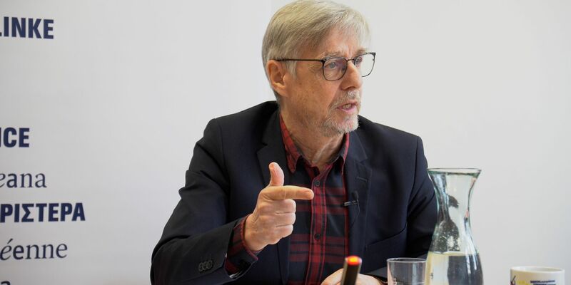 Walter Baier, Vorsitzender der Europäischen Linken, will mit Forderungen nach bezahlbarem Wohnraum, kostenlosem Zugang zu Bildung, Gesundheitsvorsorge und öffentlichem Nahverkehr im Europawahlkampf punkten. - Foto: Mirko Paradiso/European Newsroom/dpa