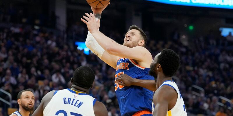 Isaiah Hartenstein (M.) trug zum Sieg der New York Knicks 13 Punkte und zehn Rebounds bei. - Foto: Jeff Chiu/AP/dpa