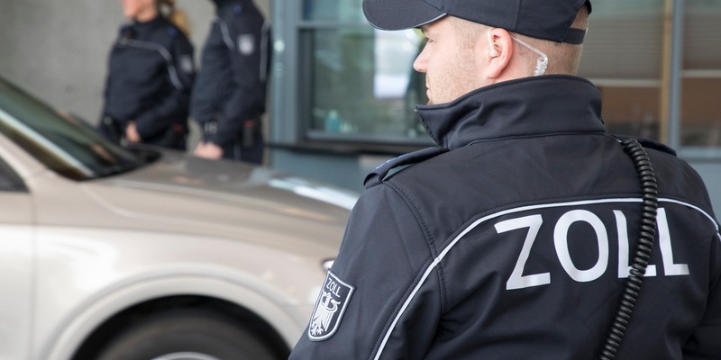 HZA-LÖ: Zoll klärt Fahrzeugschnäppchen auf - Foto: presseportal.de