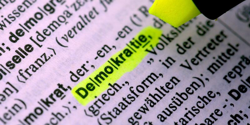 In einer Studie wird analysiert, dass der Rückgang von Demokratien in Entwicklungsländern soziale und wirtschaftliche Folgen hat. - Foto: Federico Gambarini/dpa