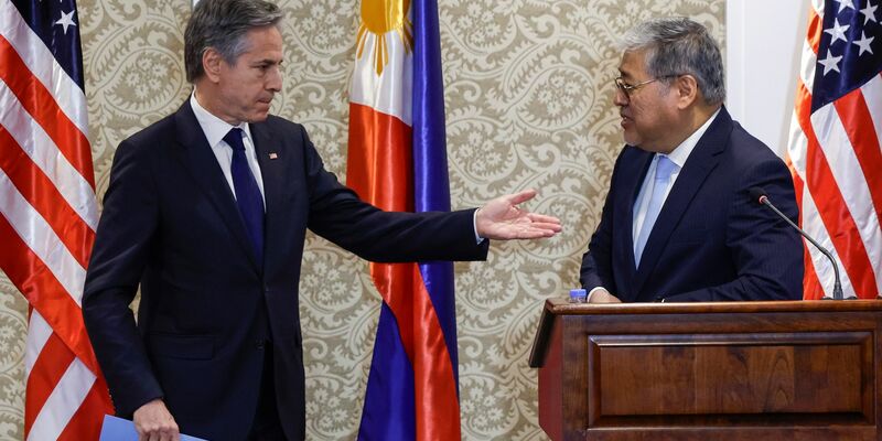 US-Außenminister Antony Blinken und der philippinische Außenminister Enrique Manalo: Die USA sichern den Philippinen angesichts zunehmender Spannungen mit China anhaltende Unterstützung zu. - Foto: Evelyn Hockstein/Pool Reuters/AP/dpa