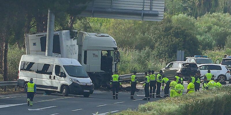 Rettungskräfte an der Unfallstelle an der Autobahn AP-4 unweit von Sevilla im Süden des Landes: Ein LKW erfasste mehrere Menschen. - Foto: Francisco J. Olmo/Europapress/dpa