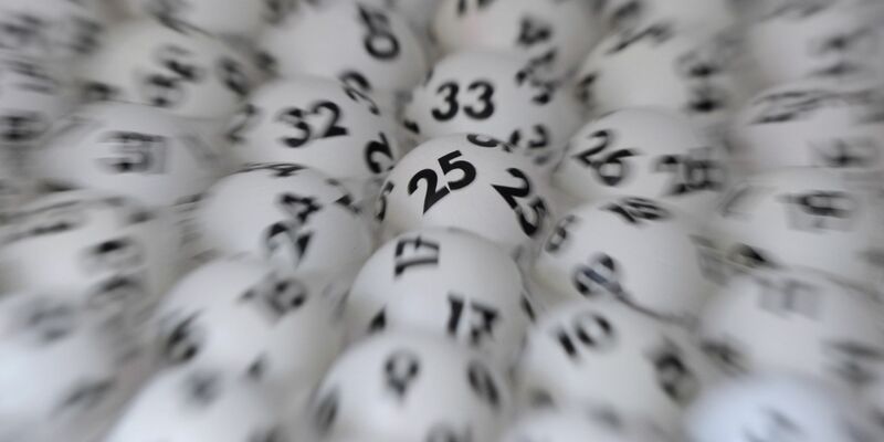 Ein Lottospielerin aus Berlin hatte erst beim zweiten Anlauf richtig Glück. - Foto: Arne Dedert/dpa