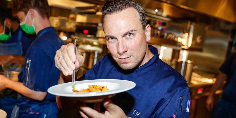 Tim Raue will im März 2025 ein neues Restaurant unter dem Namen «Sphere by Tim Raue» im Berliner Fernsehturm eröffnen. - Foto: Gerald Matzka/dpa