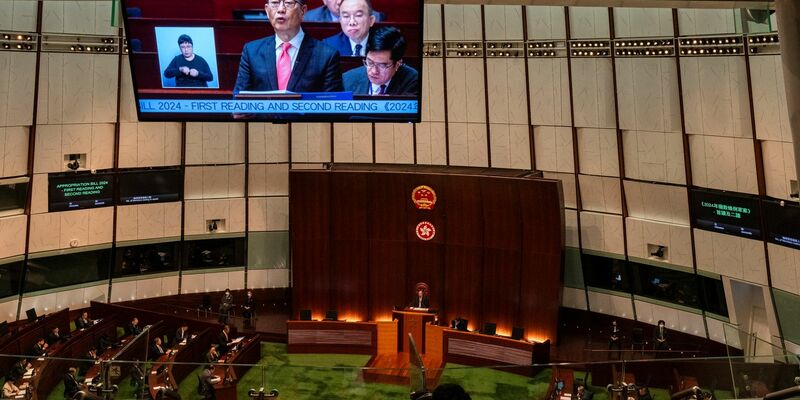 Der Legislativrat in Hongkong verabschiedet das neue und umstrittene Sicherheitsgesetz in der chinesischen Sonderverwaltungsregion. - Foto: Louise Delmotte/AP/dpa