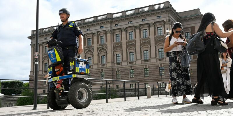 Ein Polizist patrouilliert vor dem schwedischen Parlament Riksdagen: Zwei mutmaßliche Islamisten hatten einen Anschlag auf das Gebäude geplant. - Foto: Fredrik Sandberg/TT News Agency/AP/dpa