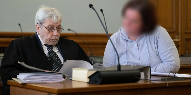 Die frühere Leiterin der Asservatenkammer der Polizeidirektion Leipzig im Verhandlungssaal des Landgerichts Leipzig neben ihrem Verteidiger. - Foto: Hendrik Schmidt/dpa