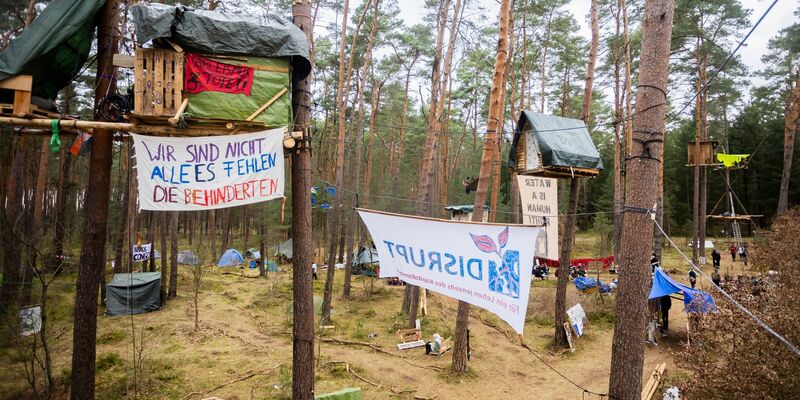 Das Camp der Initiative «Tesla stoppen» nahe der Tesla-Gigafactory darf bleiben. - Foto: Christoph Soeder/dpa