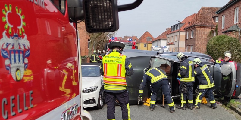 FW Celle: Feuerwehr rettet Fahrer aus umgekippten Fahrzeug - Foto: presseportal.de