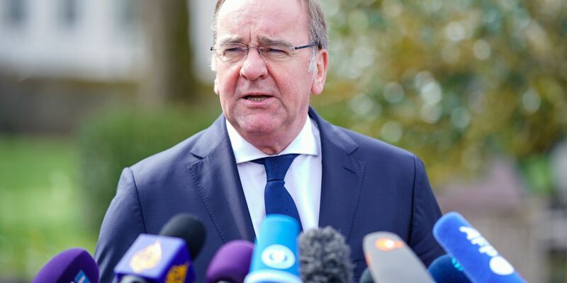 Boris Pistorius während der Beratungen der US-geführten Ukraine-Kontaktgruppe auf dem US-Luftwaffenstützpunkt Ramstein. - Foto: Uwe Anspach/dpa