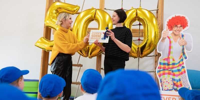 500. Clever in Sonne und Schatten-Kita ausgezeichnet / Moderatorin Susanne Klehn überreicht Auszeichnung für mehr UV-Schutz - Foto: presseportal.de