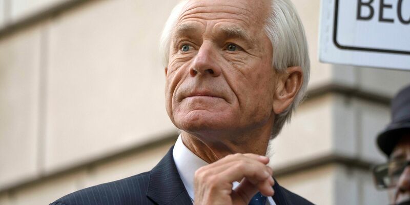 Peter Navarro vor dem Bundesgericht in Washington. - Foto: Mark Schiefelbein/AP/dpa