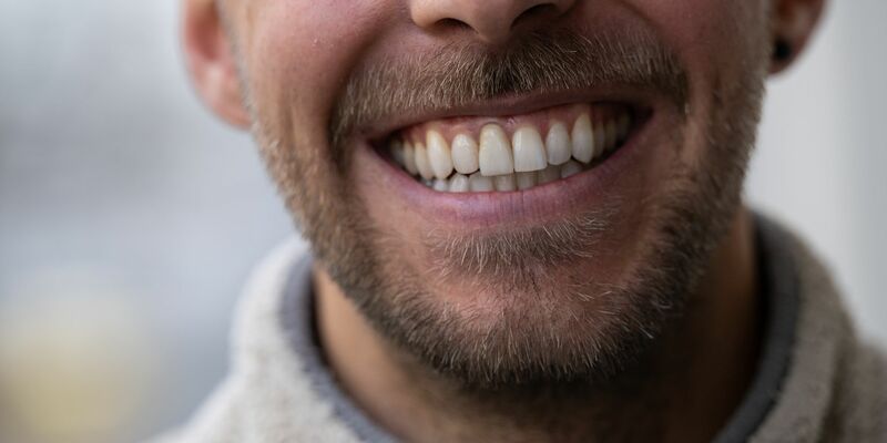 Die Forscher haben eine Reihe von Schlüsselfaktoren ausgemacht, die Menschen generell glücklicher machen. - Foto: Hannes P Albert/dpa