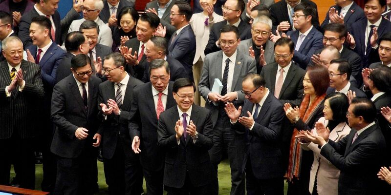 Hongkongs Legislativrat hat das umstrittene Sicherheitsgesetz für die chinesische Sonderverwaltungsregion einstimmig verabschiedet. - Foto: Lui Siu Wai/XinHua/dpa