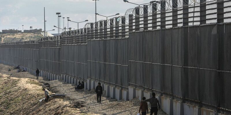Palästinenser stehen nahe der Grenze zwischen dem Gazastreifen und Ägypten (Archivbild). - Foto: Mohammed Talatene/dpa