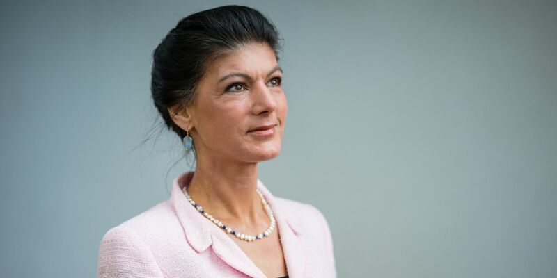 Sahra Wagenknecht freut sich über den bisherigen Erfolg ihrer Partei. - Foto: Oliver Dietze/dpa