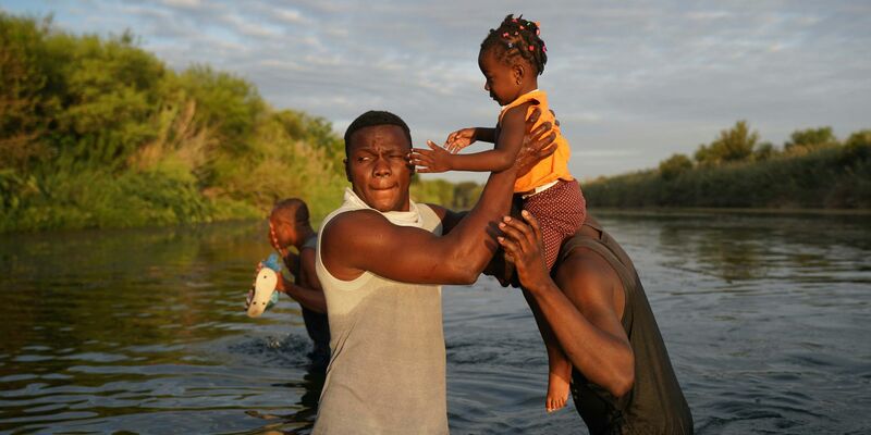 Auf der Flucht vor Armut und Konflikten in ihren Heimatländern kommen täglich Tausende Menschen in die USA - unter anderem über den Grenzfluss Rio Grande aus Mexiko. - Foto: Fernando Llano/AP/dpa