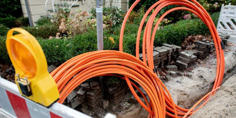 Leerrohre für neue Glasfaserkabel liegen auf einer Baustelle. - Foto: Hauke-Christian Dittrich/dpa