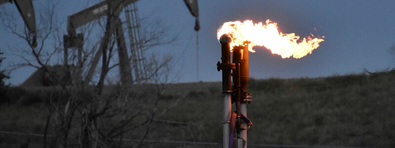Eine Fackel zur Verbrennung von Methan aus der Ölförderung. Das Treibhausgas entsteht unter anderem in der Öl-, Gas- und Kohleindustrie. - Foto: Matthew Brown/AP/dpa