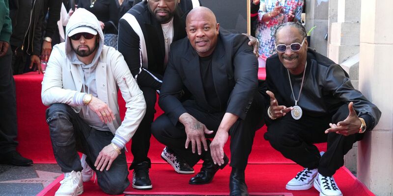 Eminem (l-r), 50 Cent, Dr. Dre und Snoop Dogg nehmen an der Zeremonie teil, bei der Dr. Dre mit einem Stern auf dem Hollywood Walk of Fame geehrt wird. - Foto: Jordan Strauss/Invision/AP/dpa