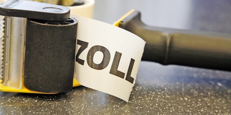 HZA-SI: ZOLL entdeckt gefälschte Markenbekleidung in Postpaket / Plagiate namhafter Luxusmarken entdeckt der ZOLL in Postpaket aus China - Foto: presseportal.de