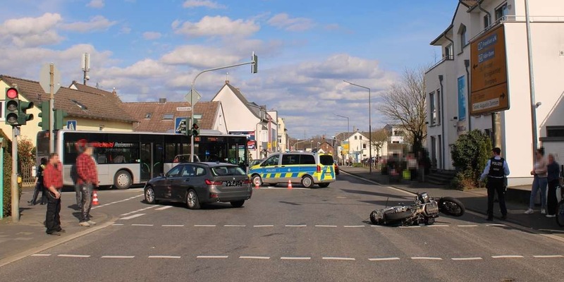 POL-SU: Motorradfahrer bei Kollision mit abbiegendem Auto verletzt - Foto: presseportal.de