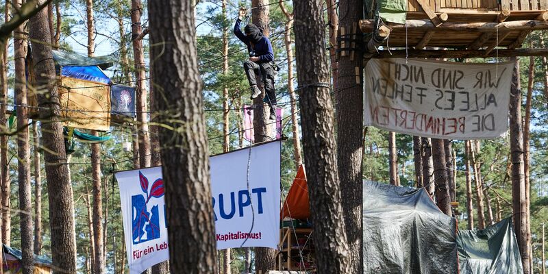 Das Protestcamp darf laut Gericht zunächst bleiben. Dagegen hat die Brandenburger Polizei Beschwerde eingereicht. - Foto: Joerg Carstensen/dpa