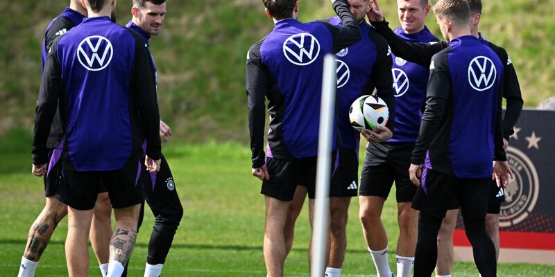 Nationalspieler stehen vor Beginn einer Spielform im Training zusammen. - Foto: Arne Dedert/dpa