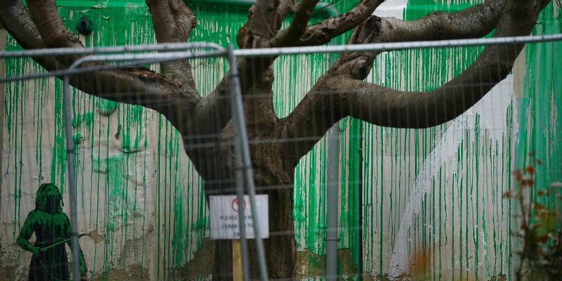 Das Banksy-Kunstwerk wurde mit weißer Farbe verunstaltet, nachdem es am Wochenende in Finsbury Park (London) auftauchte. - Foto: Victoria Jones/PA Wire/dpa