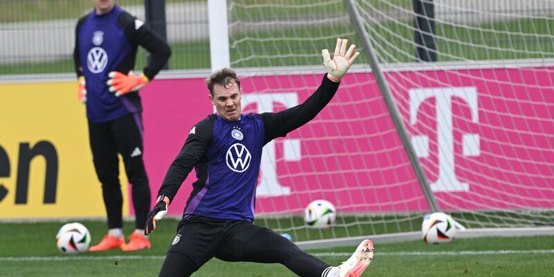 Die Nationaltorhüter Marc-André ter Stegen (l) und Manuel Neuer beim Torwarttraining auf dem Platz. - Foto: Arne Dedert/dpa