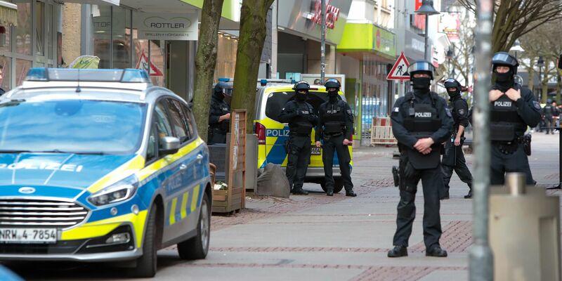Die Polizei ermittelt nach der Bombendrohung in Bochum. - Foto: Justin Brosch/dpa