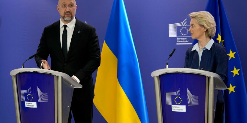 Ursula von der Leyen und der ukrainische Ministerpräsident Denys Schmyhal informierten über die Finanzhilfen. - Foto: Virginia Mayo/AP