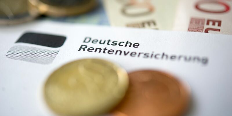 Die Erhöhung der Rente ist eine gute Nachricht für alle Rentnerinnen und Rentner in Deutschland. Aber auch für die Arbeitgeber? - Foto: Marijan Murat/dpa